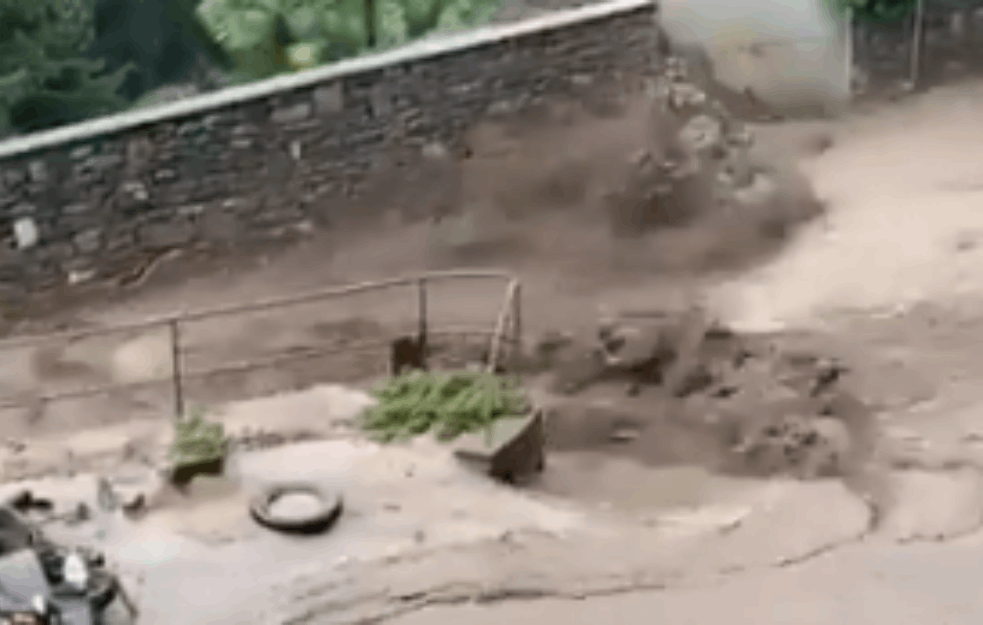 HAOS U ITALIJI! Jako nevreme i obilne pogodile regiju jezera Komo (VIDEO)


